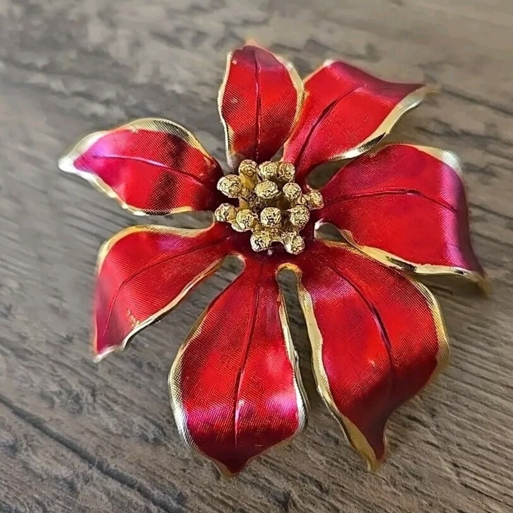 VTG Cerrito Christmas Pointsettia Pin Gold/Red C Locking Pin Closure Painted